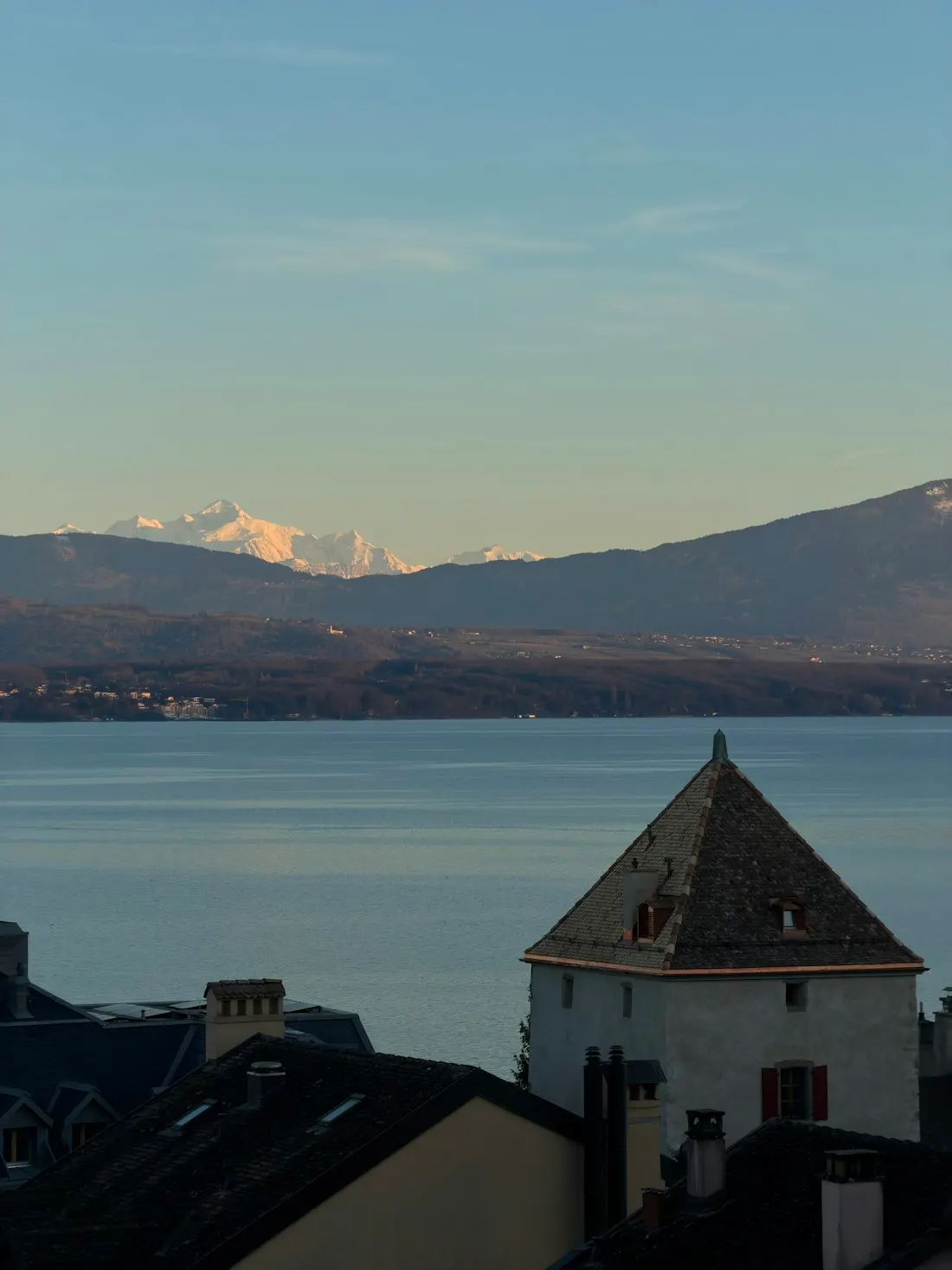 Le lac Léman au lever du jour avec le Mont-Blanc en arrière-plan, vu de Nyon